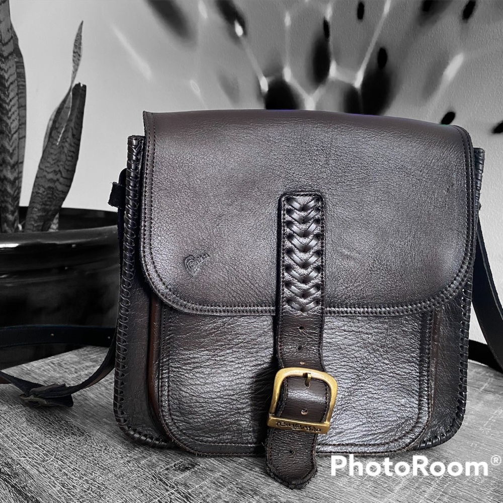 Leather shoulder bag.